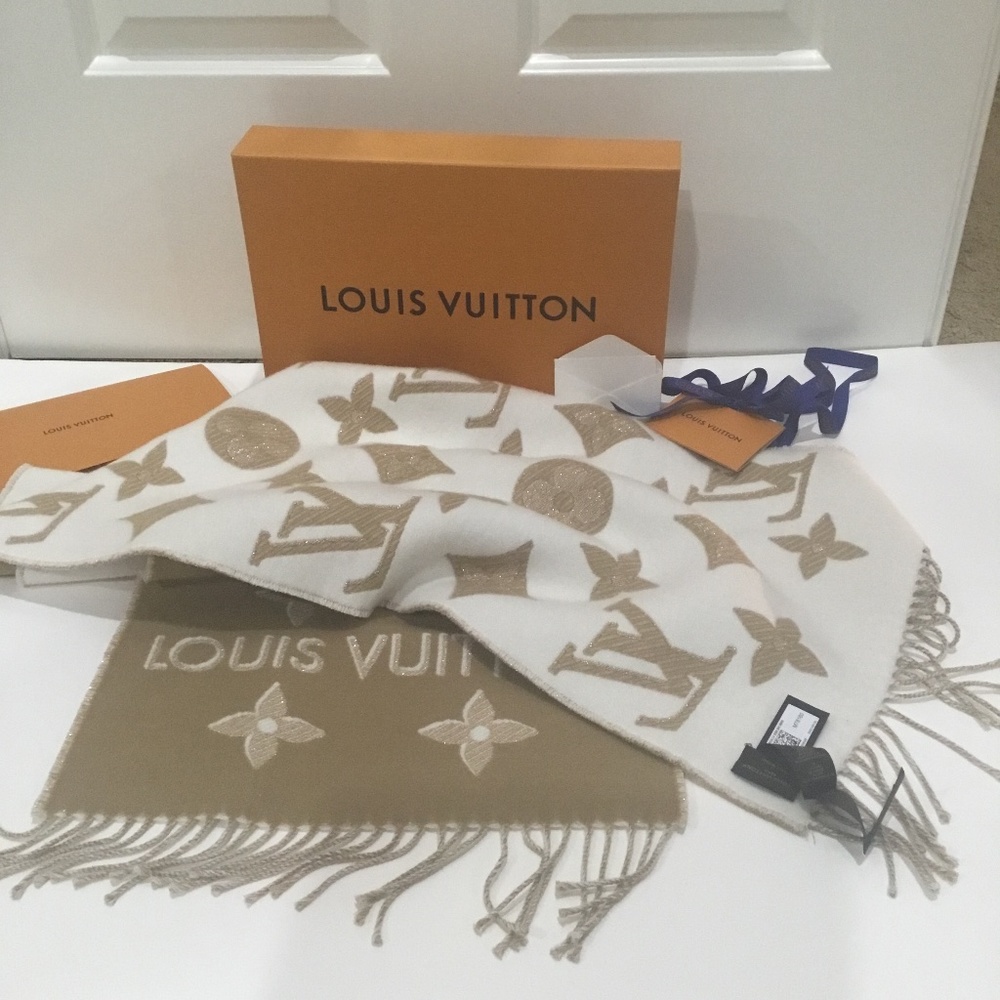 Louis Vuitton LV Essential Shine Scarf